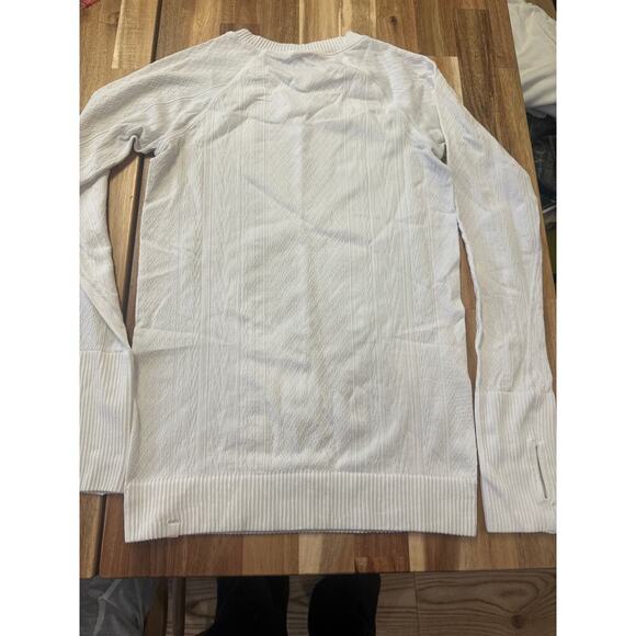 Lululemon long sleeve top white Xsmall/Small Women’s has thumb holes - Picture 3 of 4